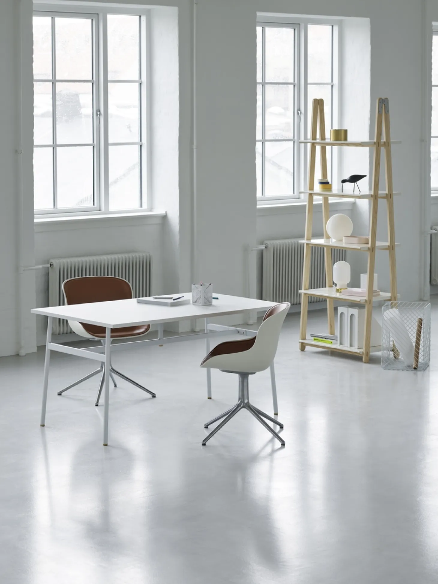 Normann Copenhagen - Hyg Chair Swivel 4L Front Upholstery White & Alu