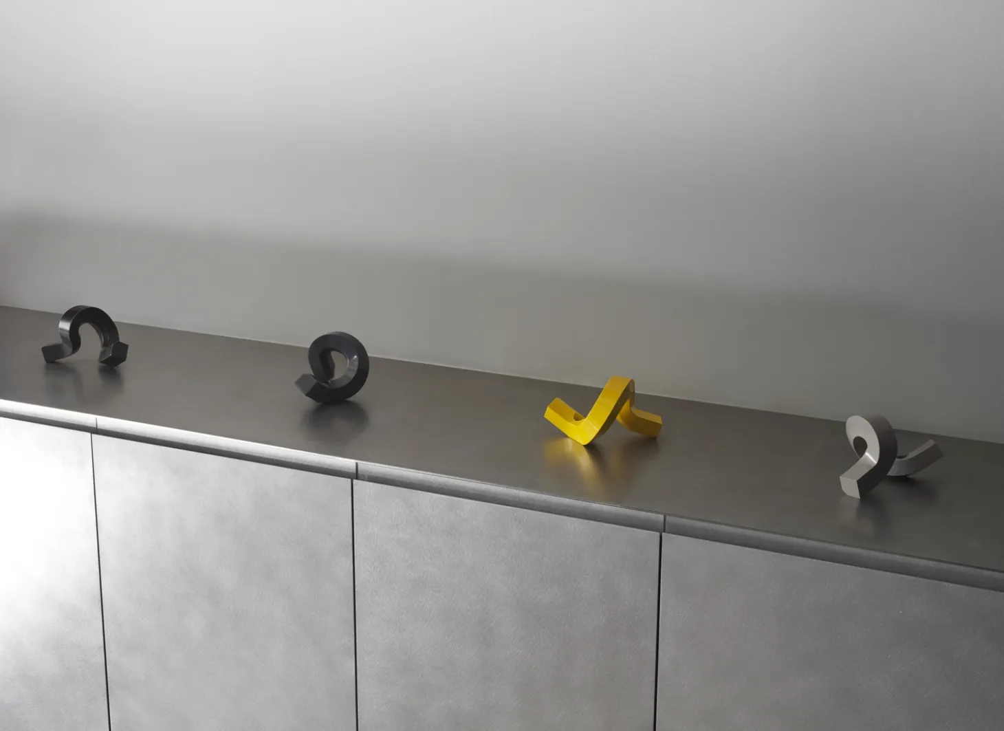 Normann Copenhagen - Lysestage - Crooked Candlestick One - Grey / Grå