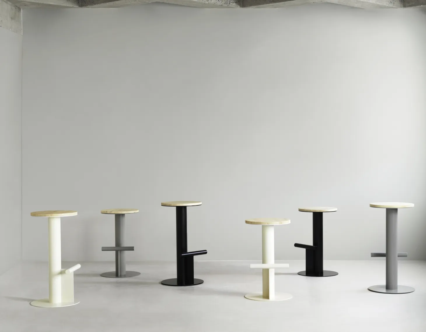 Normann Copenhagen - Pole Barstool 65 cm - Pine/Sand
