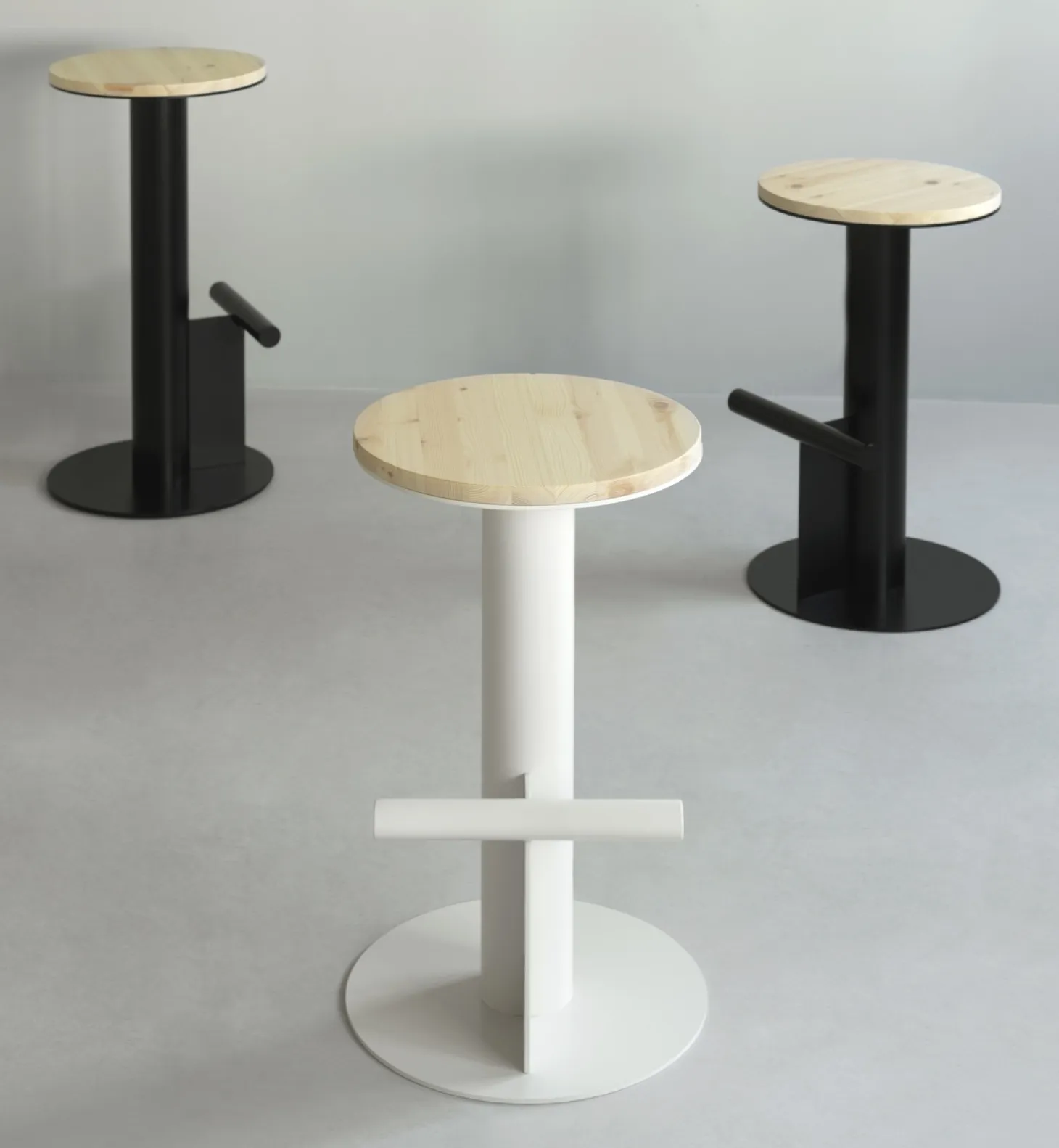 Normann Copenhagen - Pole Barstool 75 cm - Pine/Black