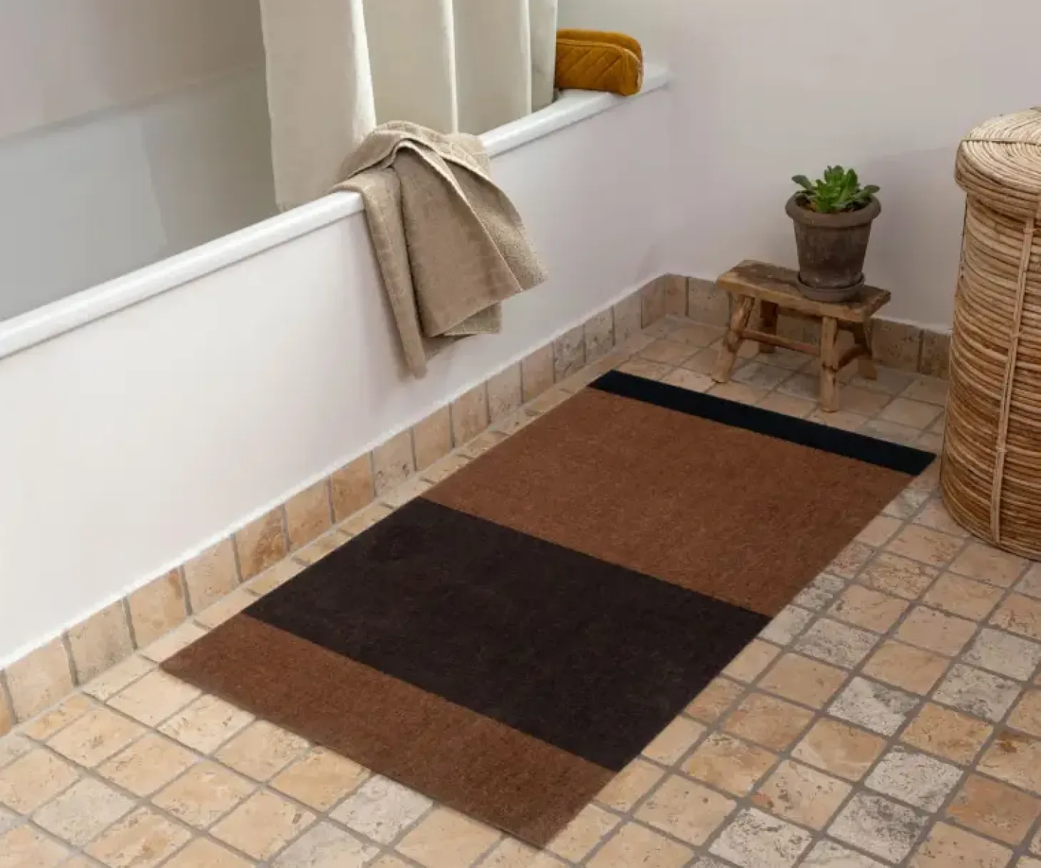 Tica Copenhagen - Smudsmåtte - Stripes Horizon - Cognac/Dark Brown/Black - 40x60 cm